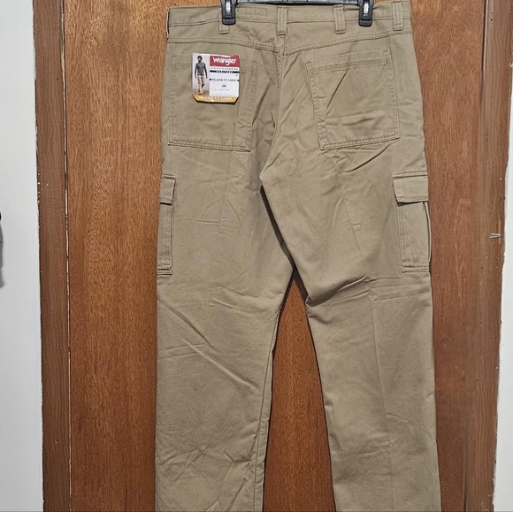 Wrangler Five Star Heritage Relaxed Fit cargo pants with fleece lining for men - Picture 6 of 16